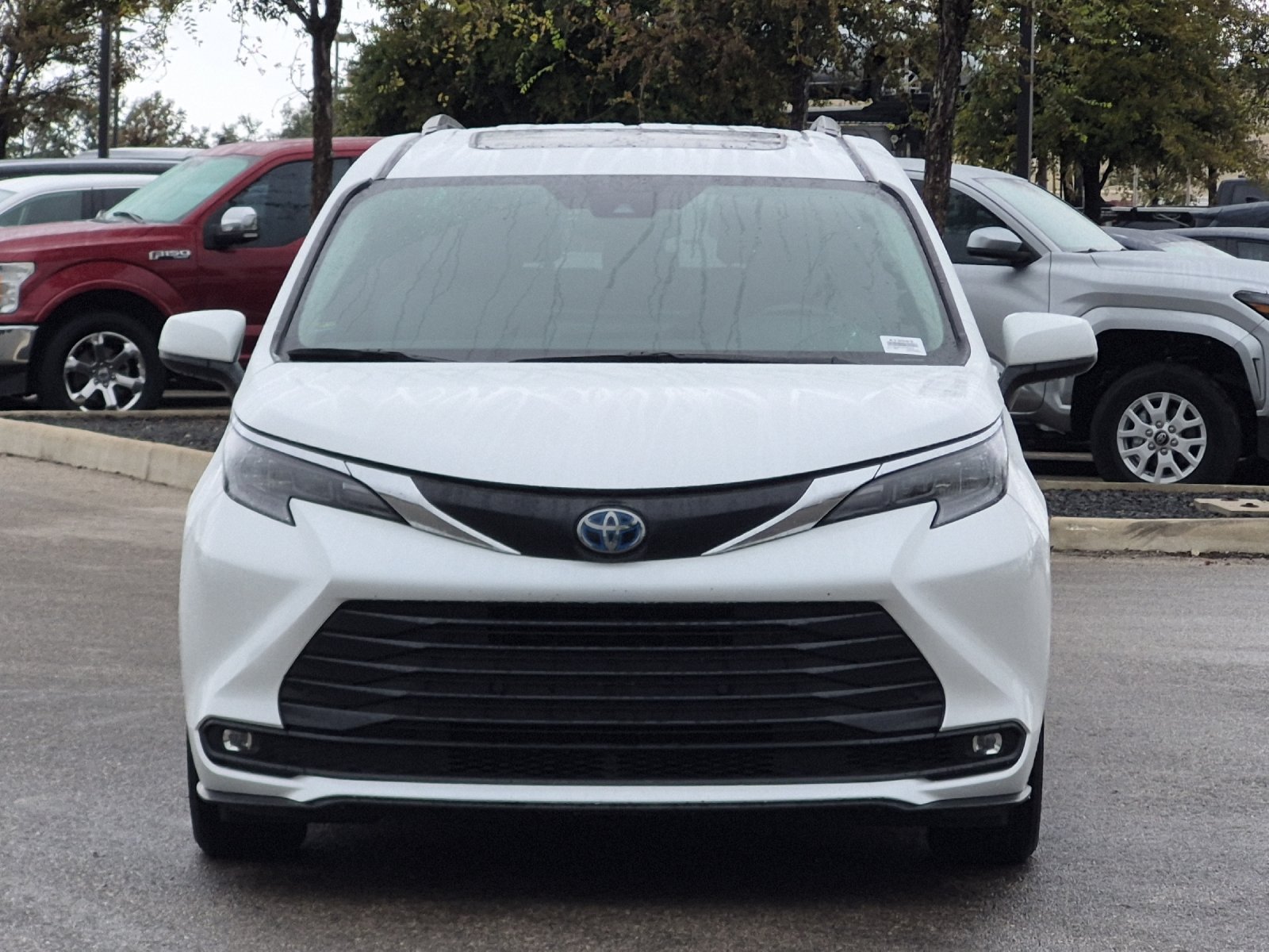Used 2025 Toyota Sienna XLE FWD image 8