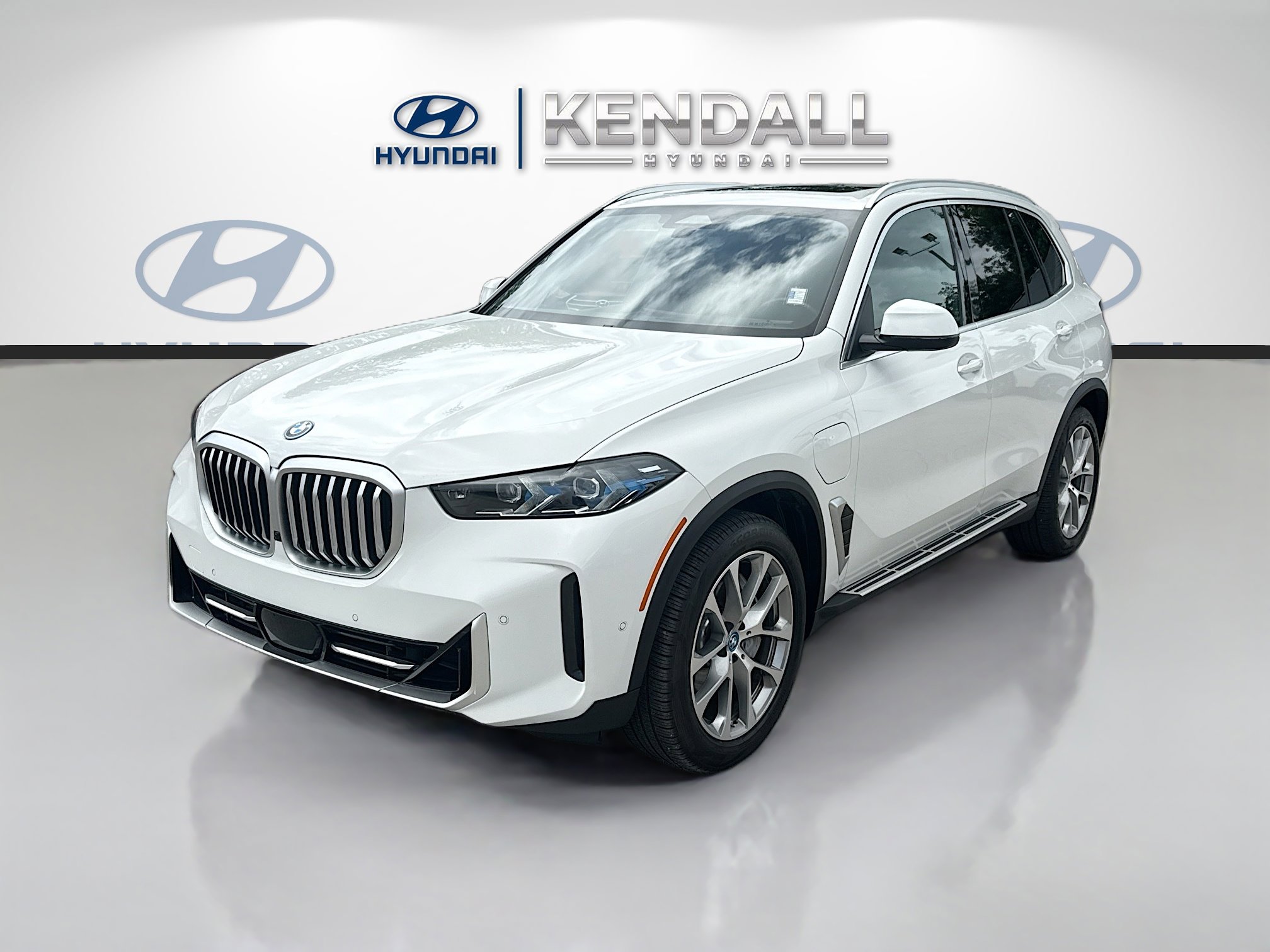 Used 2025 BMW X5 xDrive50e image 3