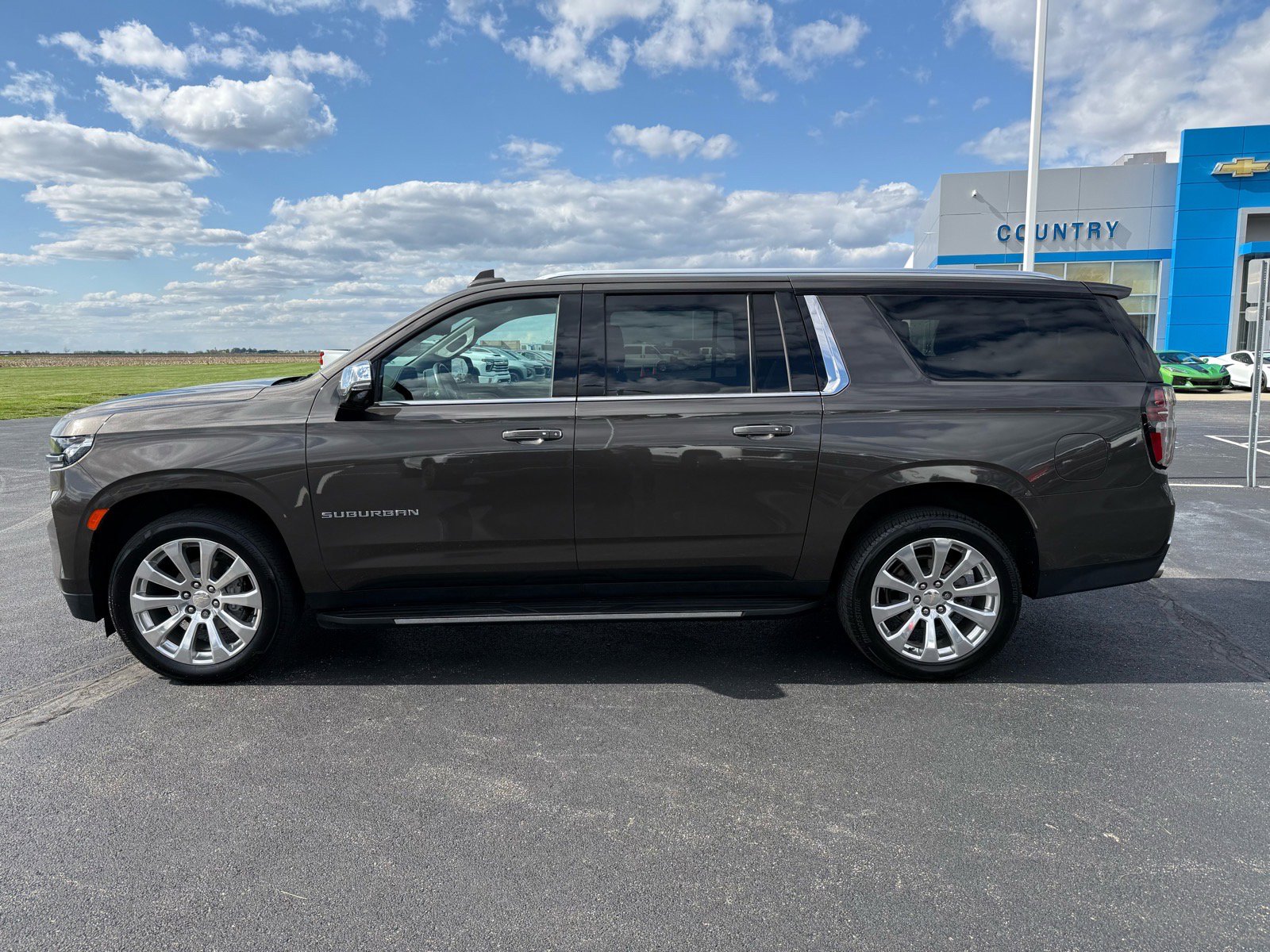 Used 2021 Chevrolet Suburban Premier w/ Premium Package AWD/4WD image 2