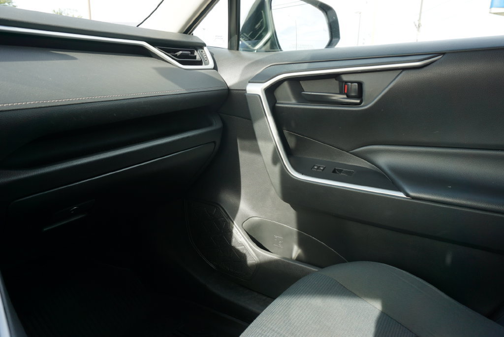 Used 2022 Toyota RAV4 LE AWD/4WD image 29