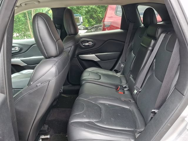 Used 2017 Jeep Cherokee Overland w/ Technology Group AWD/4WD image 8