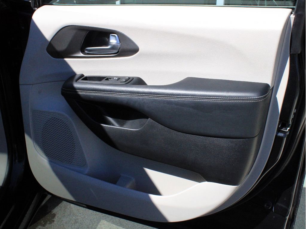Used 2021 Chrysler Pacifica Touring-L w/ Premium & Safety Sphere Group AWD/4WD image 23