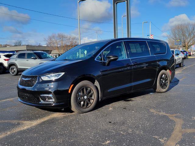 Used 2025 Chrysler Pacifica Select image 4