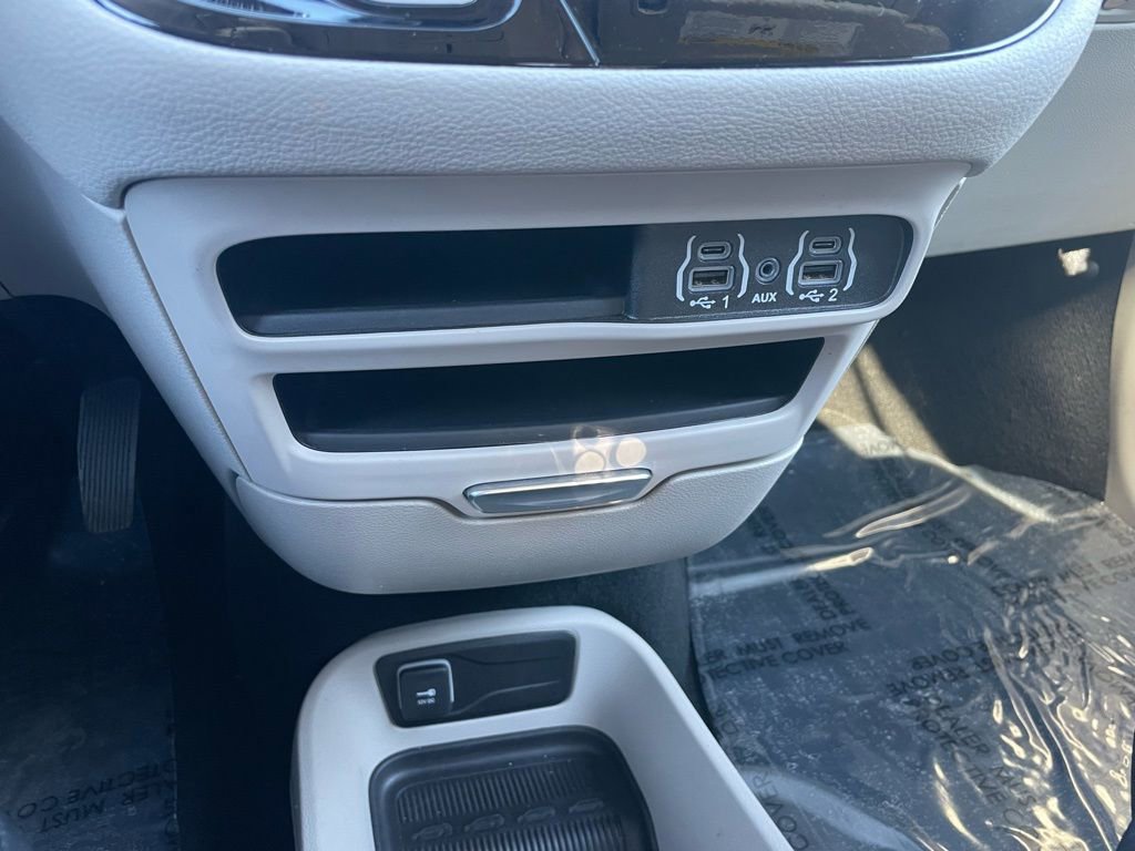 Used 2024 Chrysler Pacifica Select image 14