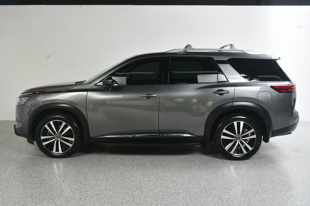 Used 2024 Nissan Pathfinder Platinum FWD image 3
