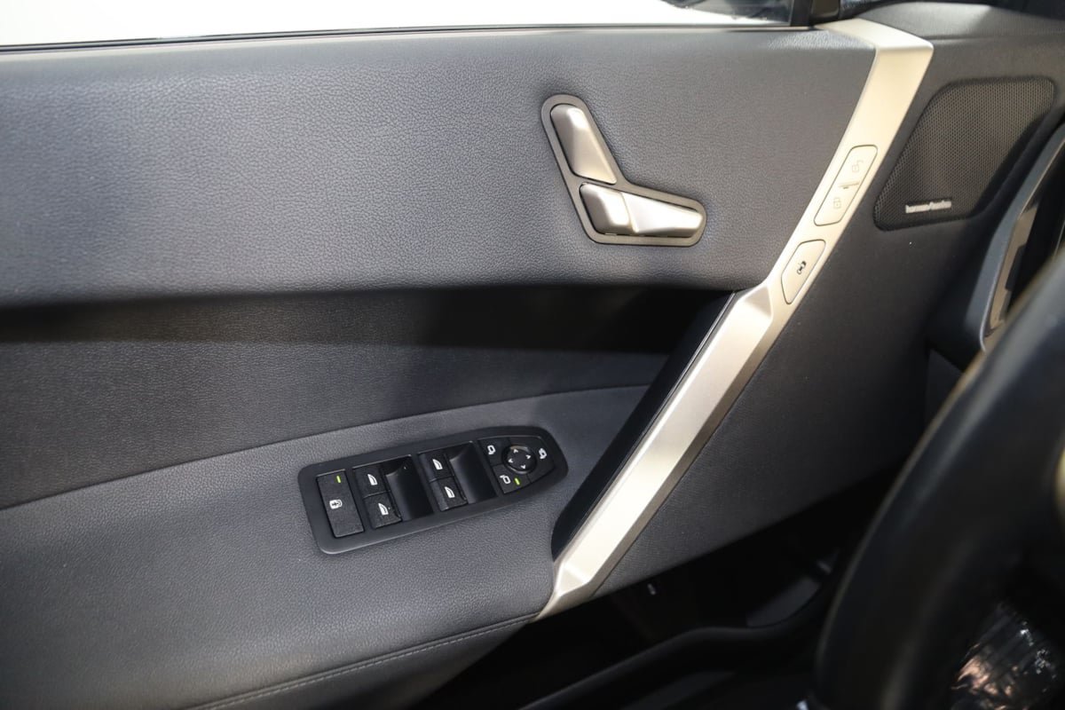 Used 2023 BMW iX xDrive50 w/ Sport Package AWD/4WD image 34