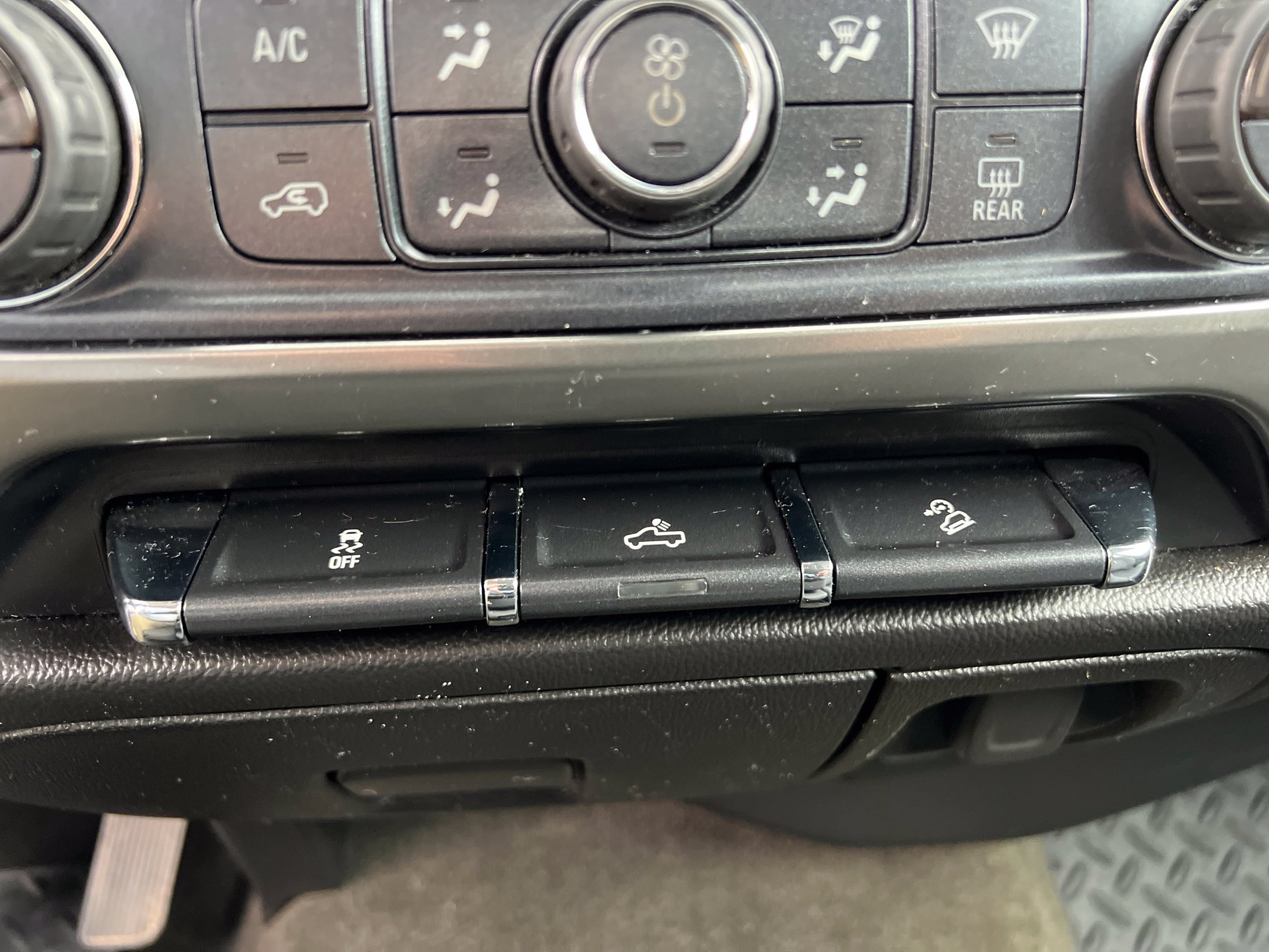 Used 2018 Chevrolet Silverado 1500 LT w/ Redline Edition AWD/4WD image 32