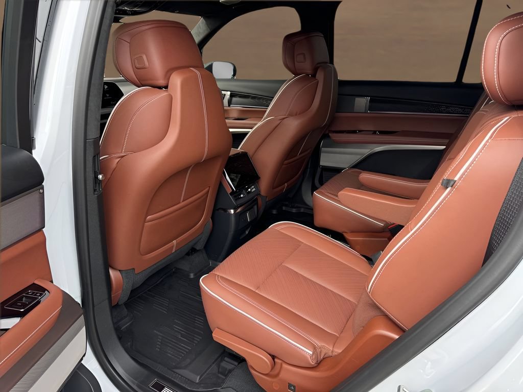 New 2027 Cadillac Vistiq Platinum w/ LPO, Floor Liner Package AWD/4WD image 22