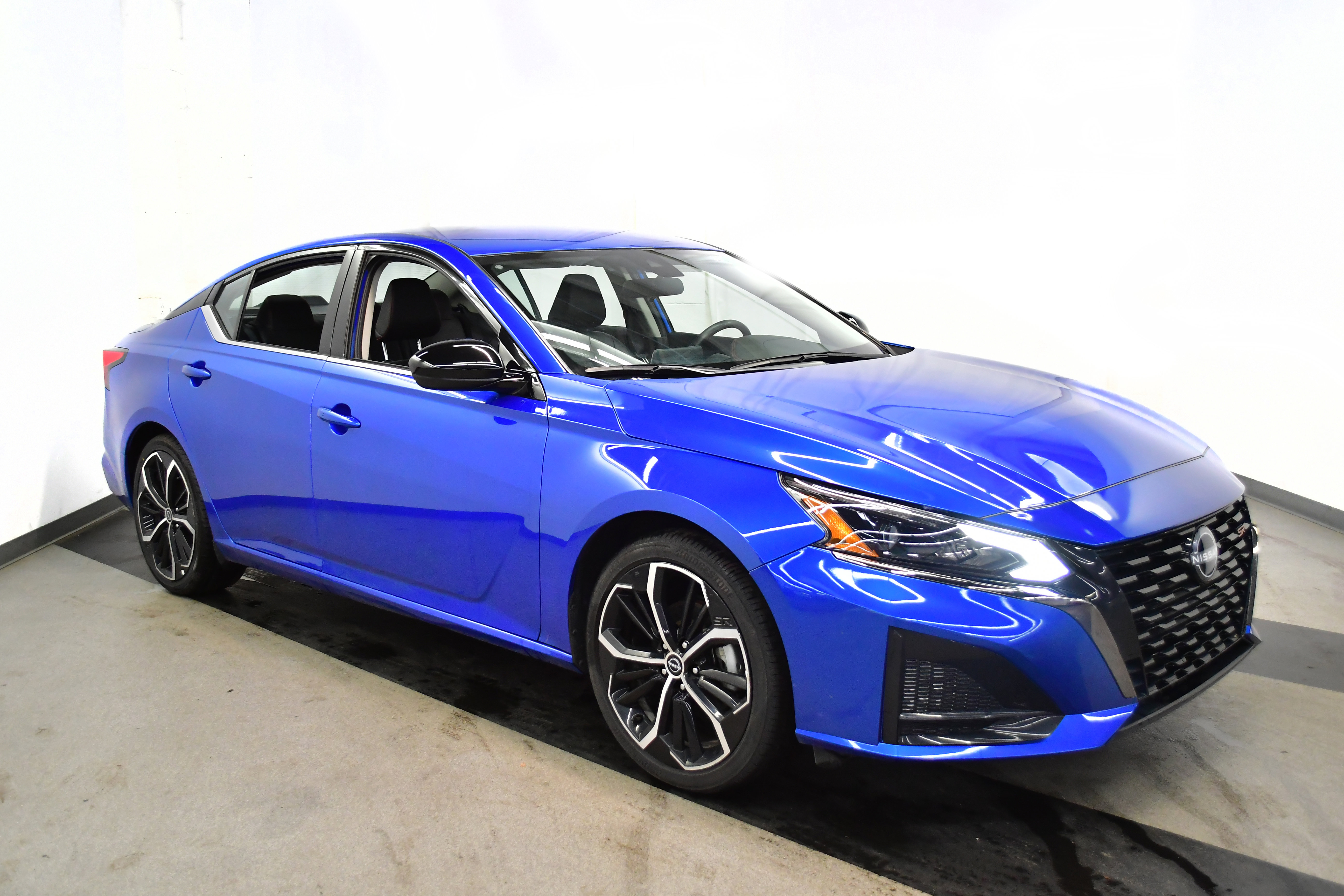 Used 2025 Nissan Altima 2.5 SR image 2