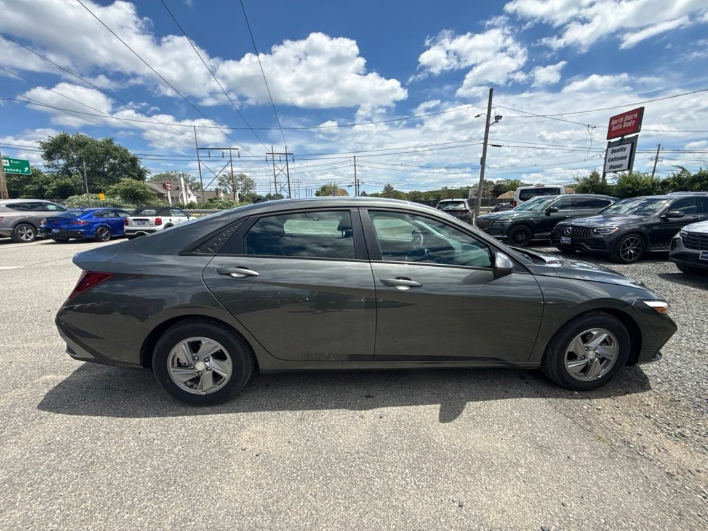 Used 2025 Hyundai Elantra SE FWD image 4