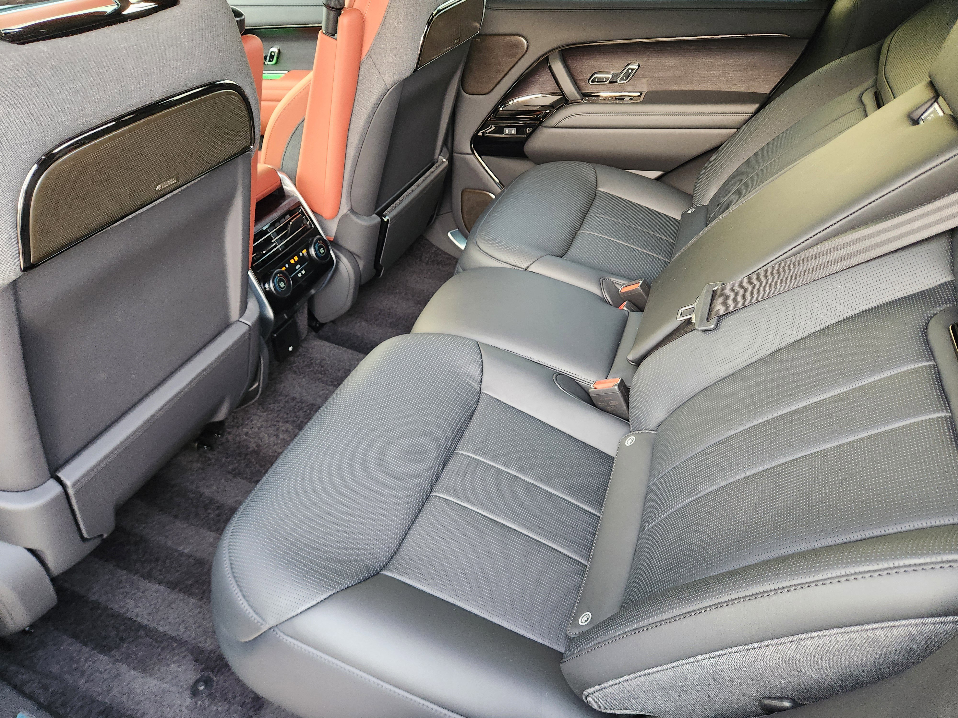 New 2025 Land Rover Range Rover SV image 30