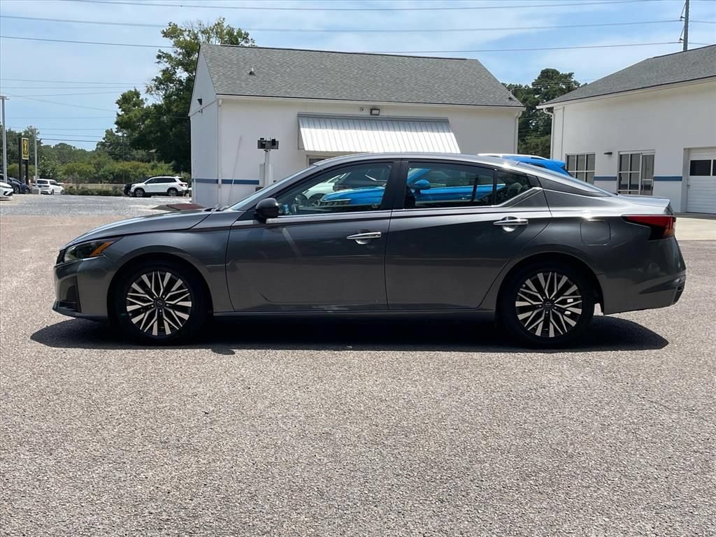 Used 2025 Nissan Altima 2.5 SV FWD image 25