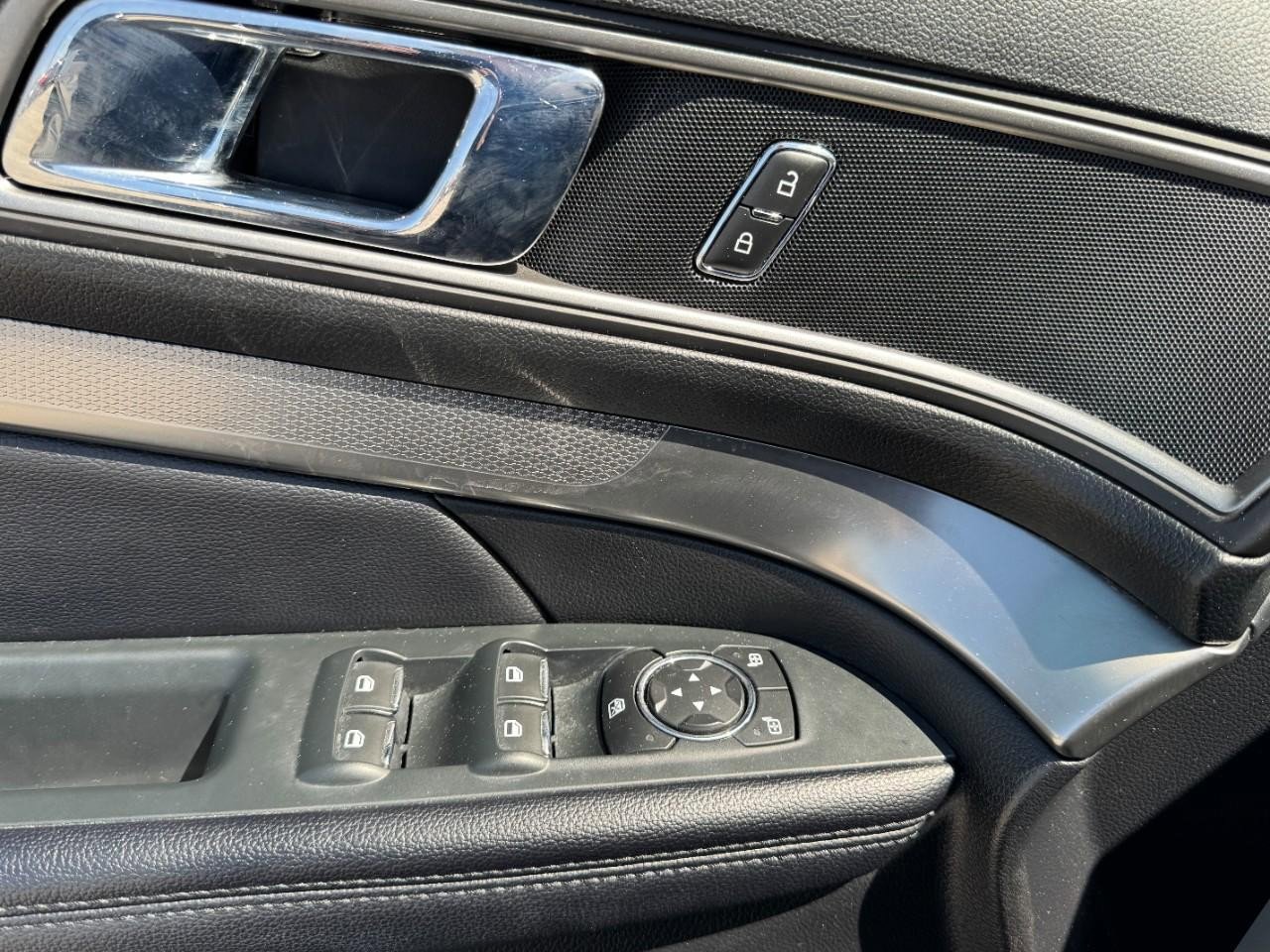 Used 2018 Ford Explorer XLT w/ Equipment Group 202A FWD image 15