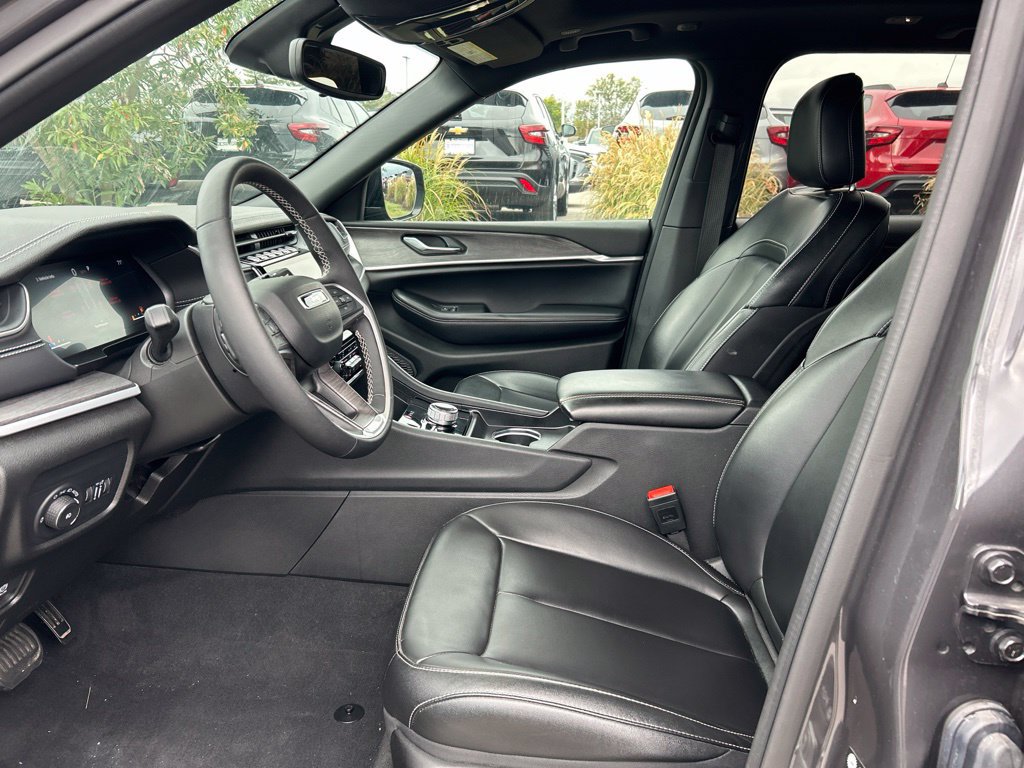 Used 2024 Jeep Grand Cherokee Limited w/ Black Appearance Package AWD/4WD image 6