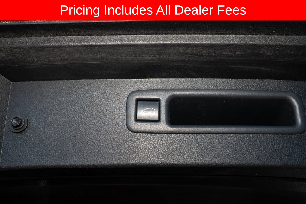 Used 2023 Toyota Highlander LE FWD image 6