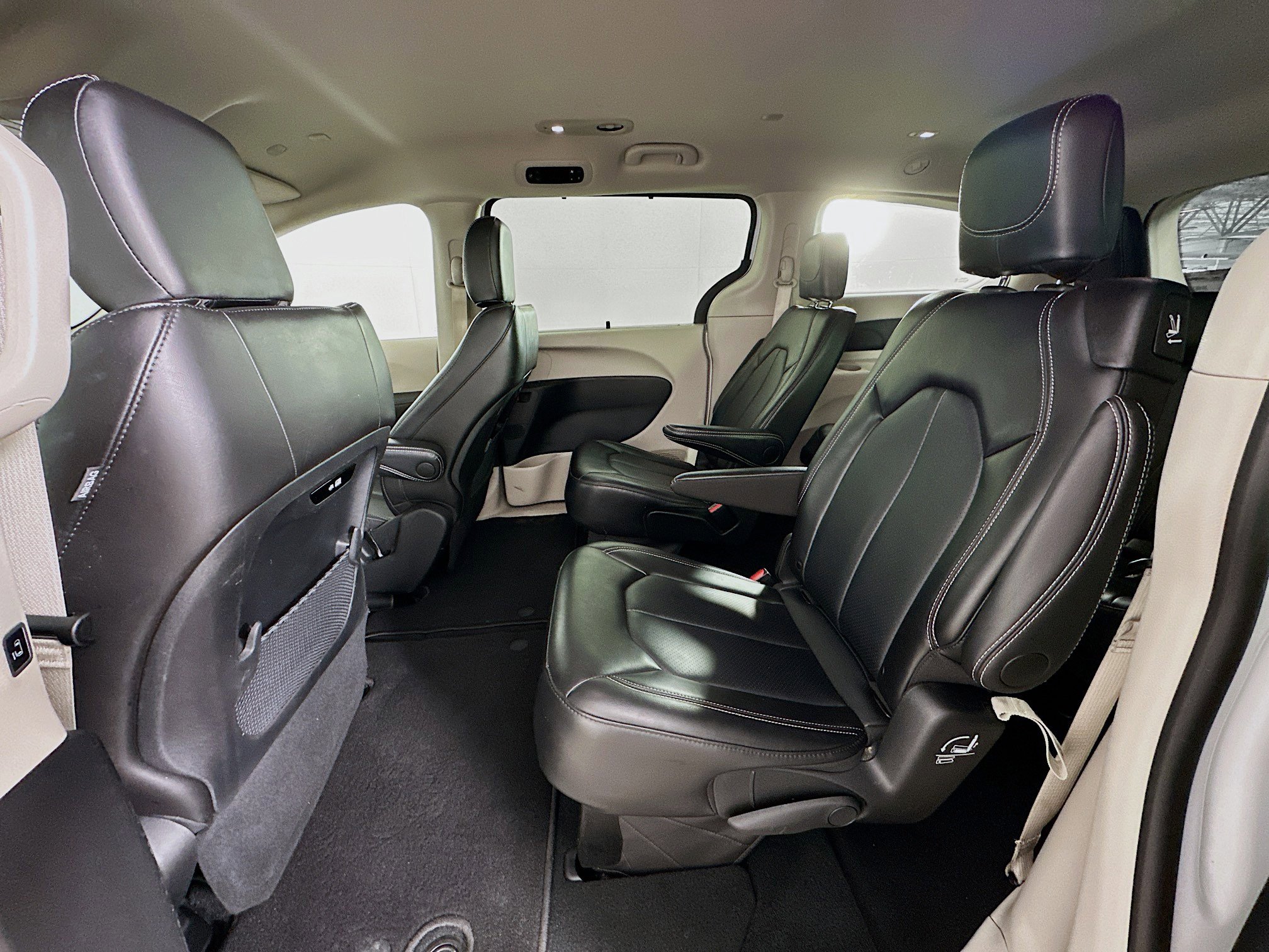 Used 2024 Chrysler Pacifica Touring-L image 27