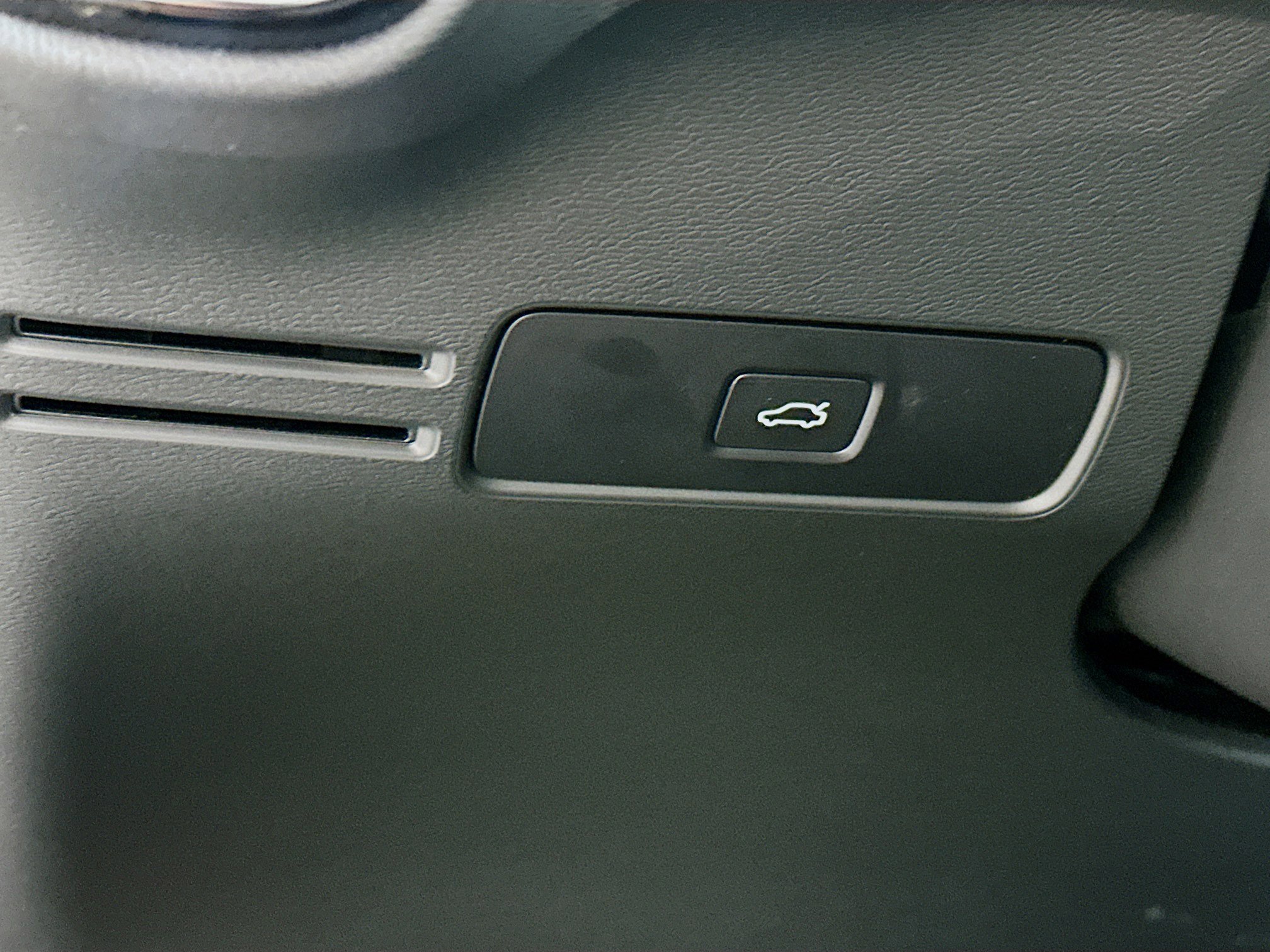 Used 2025 Volvo XC40 B5 Core image 16