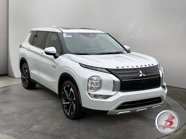 Used 2024 Mitsubishi Outlander SE image 1