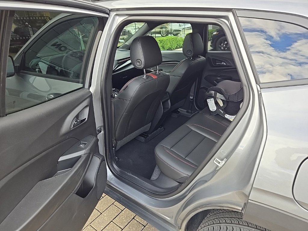 Used 2025 Chevrolet Trax RS w/ Sunroof Package FWD image 18