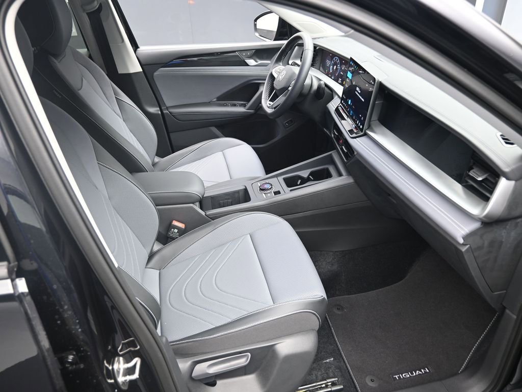 Used 2025 Volkswagen Tiguan SE FWD image 29