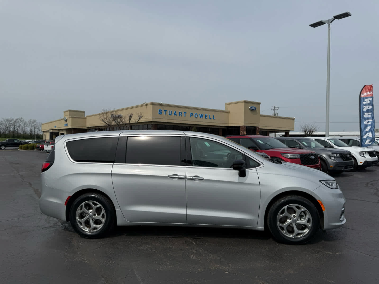 Used 2024 Chrysler Pacifica Limited FWD image 21