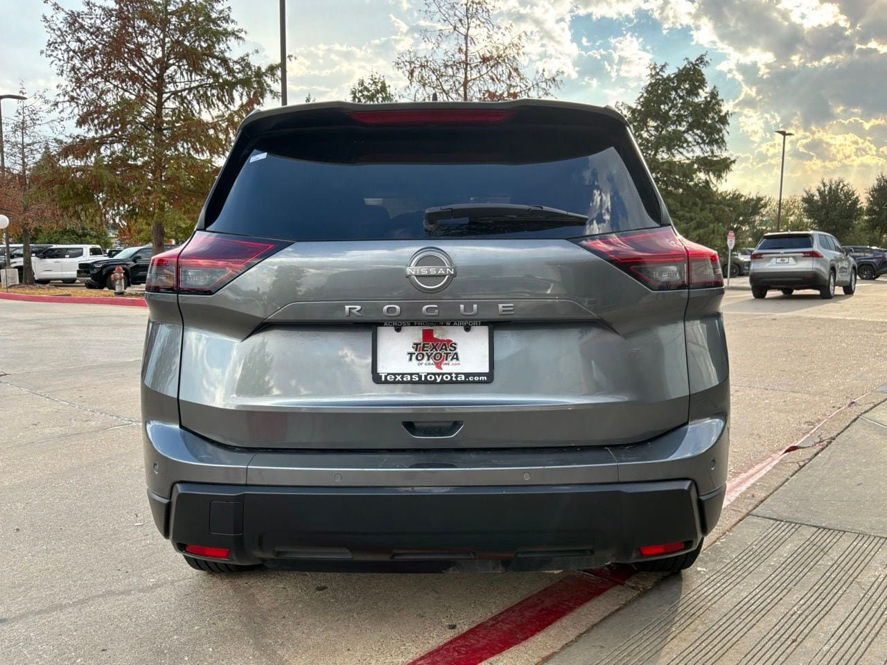 Used 2025 Nissan Rogue SV FWD image 7