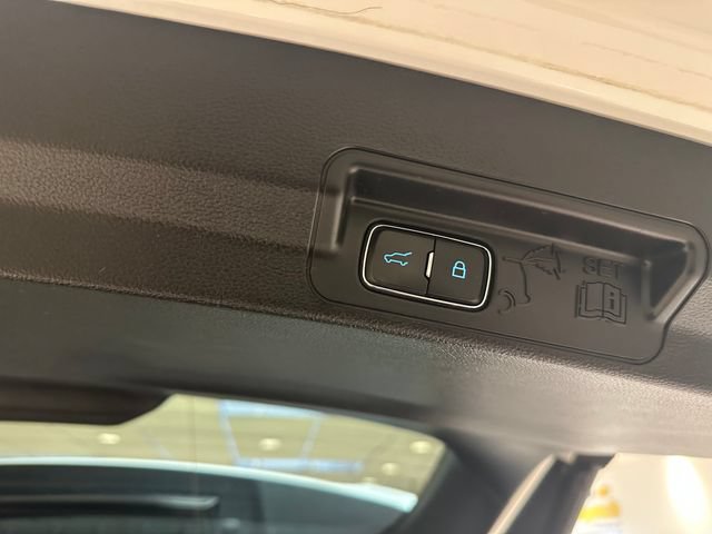 Used 2023 Ford Explorer XLT w/ Equipment Group 202A AWD/4WD image 18