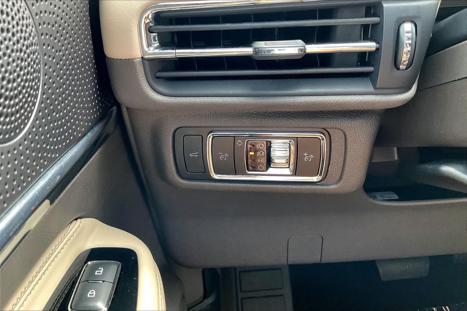 Used 2023 Lincoln Corsair Reserve FWD image 32