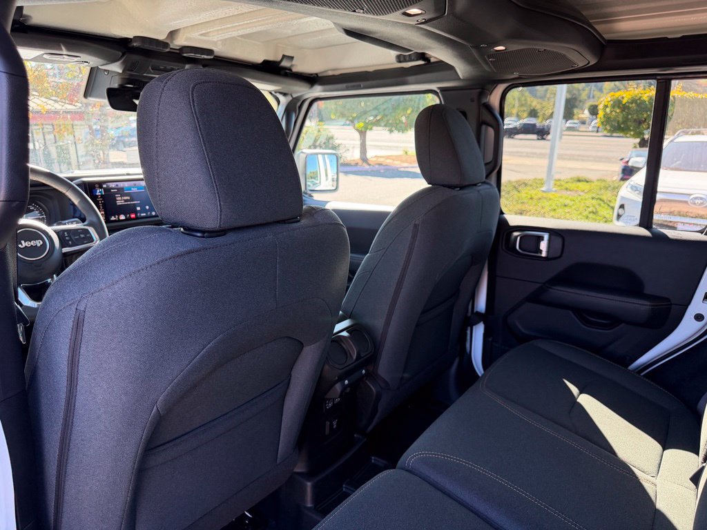 Used 2024 Jeep Wrangler Unlimited Sahara w/ Technology Group AWD/4WD image 30