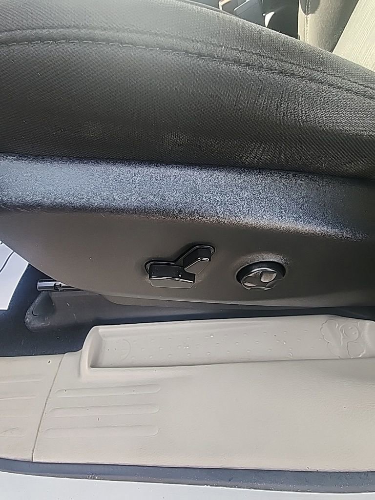 Used 2022 Chrysler Voyager LX image 16