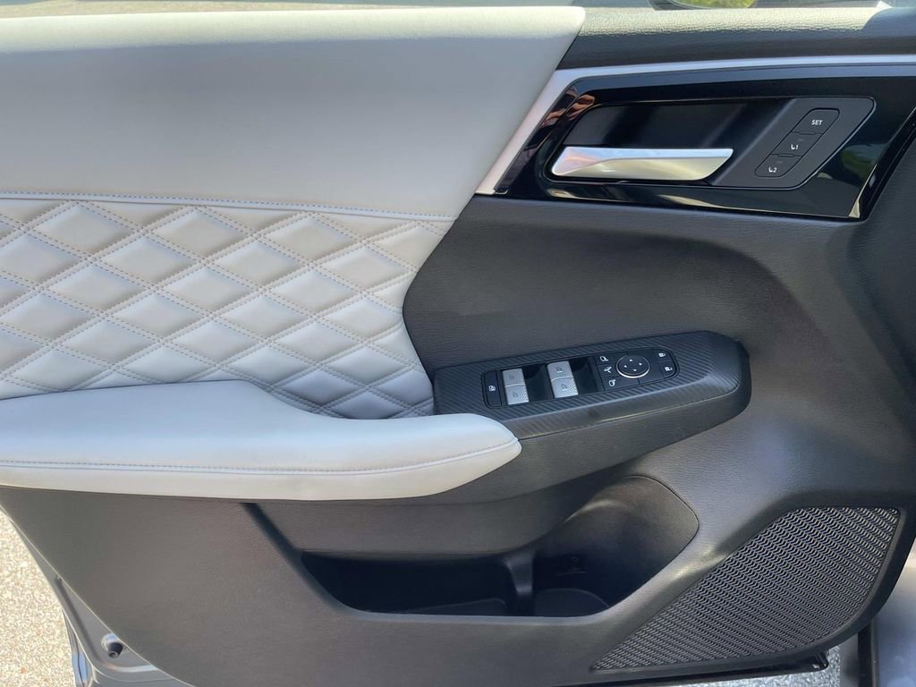 Used 2023 Mitsubishi Outlander SEL image 29