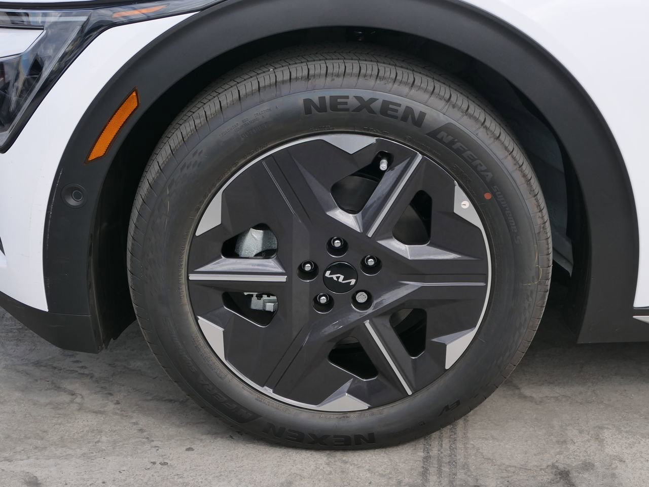 New 2025 Kia EV6 Light w/ Light LR Technology Package image 10