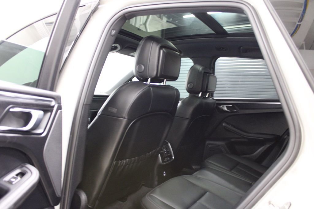 Certified 2025 Porsche Macan GTS image 33