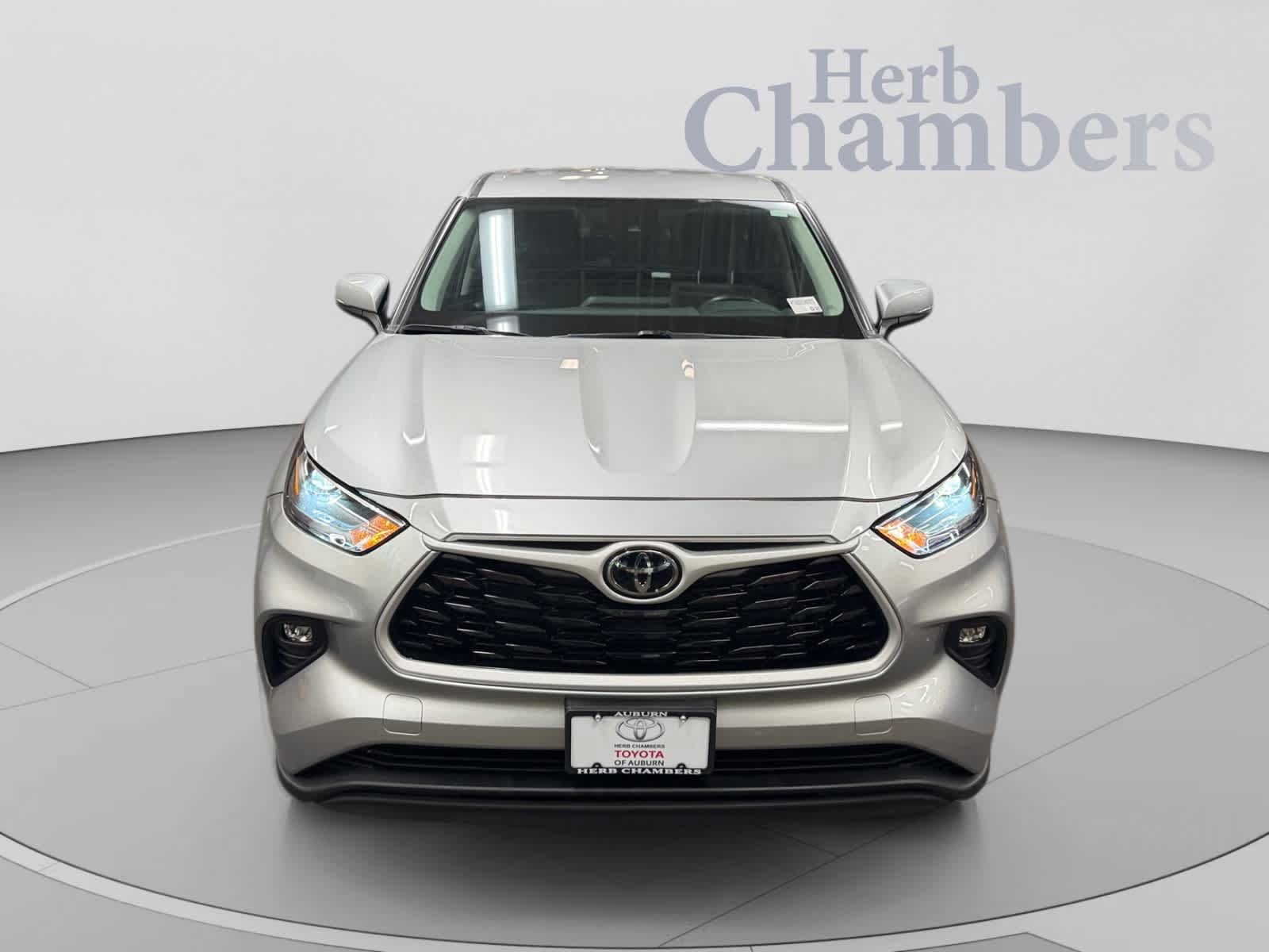 Used 2025 Toyota Highlander LE AWD/4WD image 2