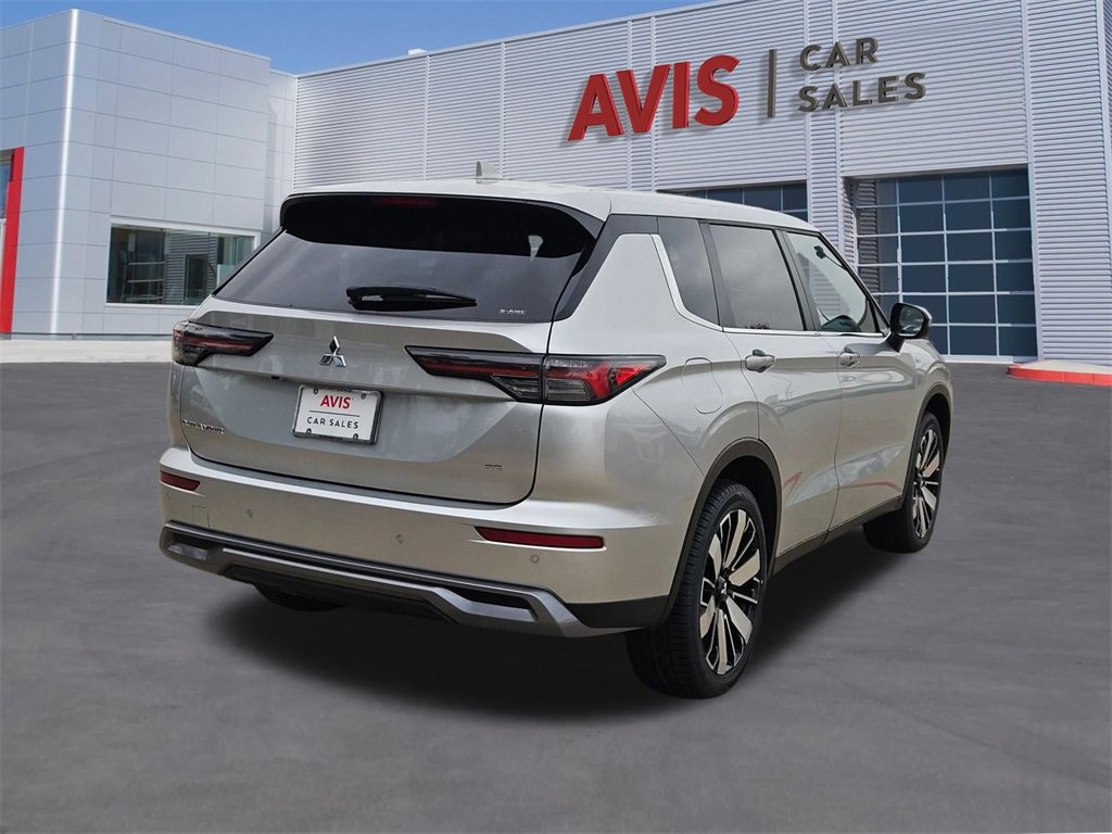 Used 2025 Mitsubishi Outlander SE image 6