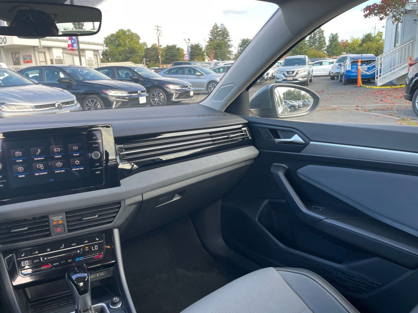 Used 2025 Volkswagen Jetta SE image 29