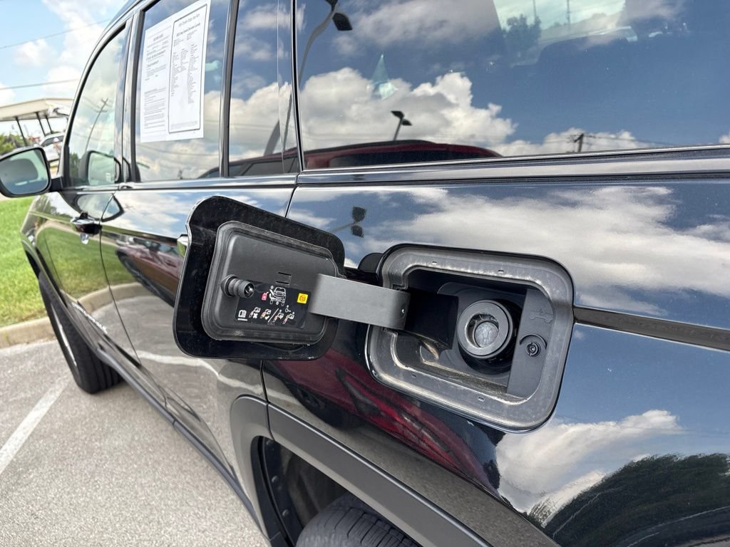 Used 2025 Jeep Grand Cherokee Laredo AWD/4WD image 29