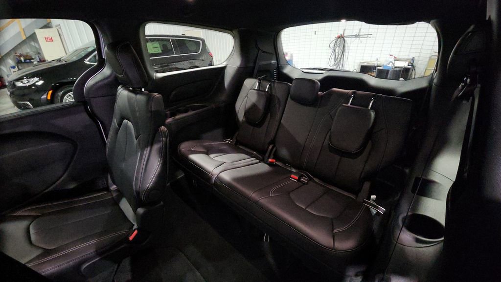 New 2026 Chrysler Pacifica Select AWD/4WD image 26