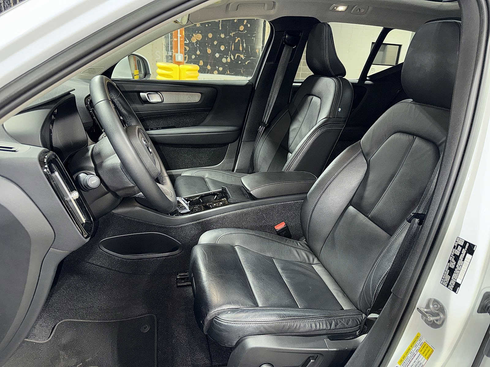 Used 2023 Volvo XC40 B5 Plus image 15