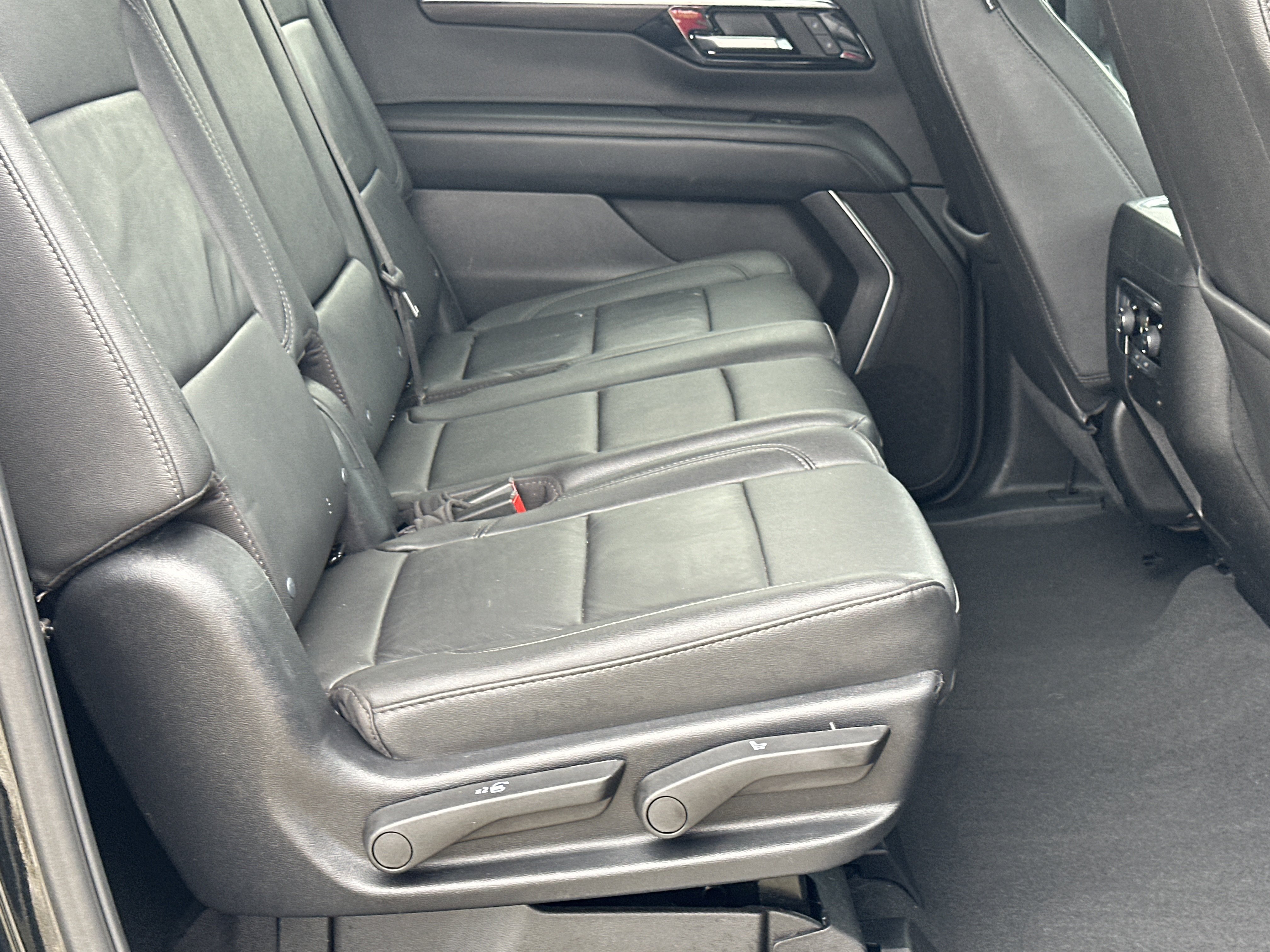 Used 2025 Chevrolet Suburban LT AWD/4WD image 15