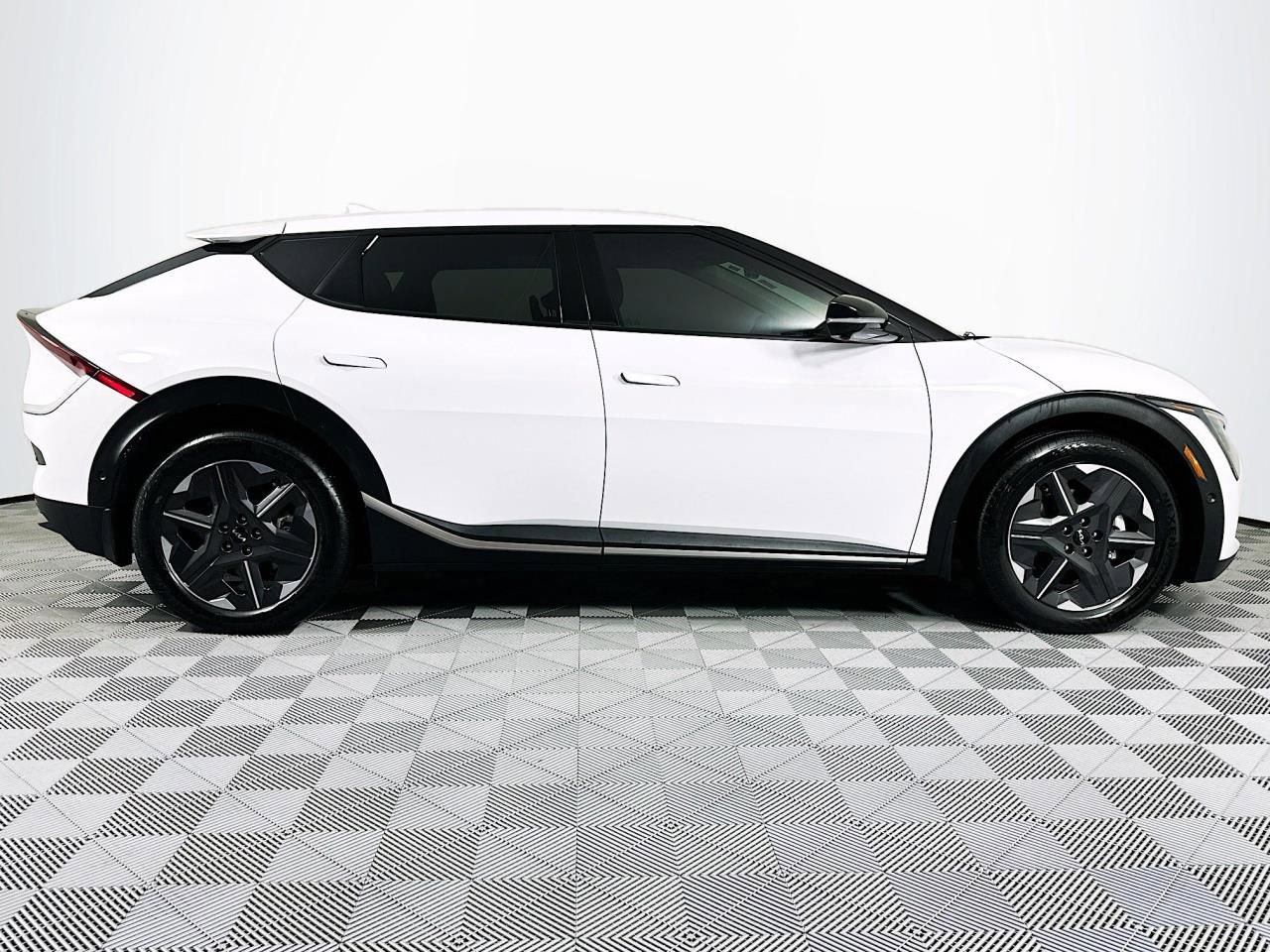 Used 2025 Kia EV6 Light w/ Light LR Technology Package RWD image 27