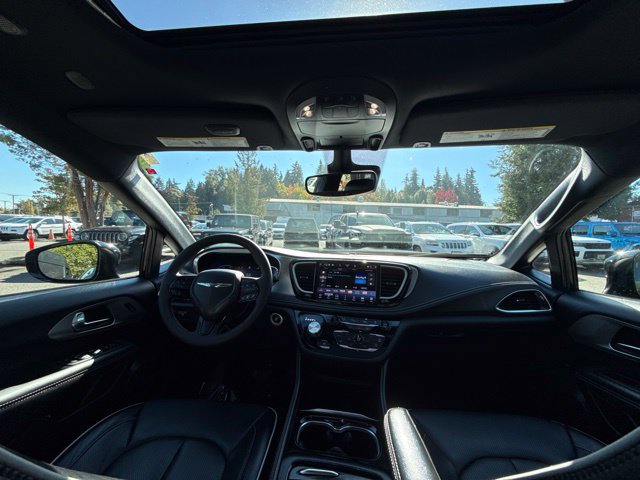 Used 2023 Chrysler Pacifica Limited w/ S Appearance Package FWD image 11