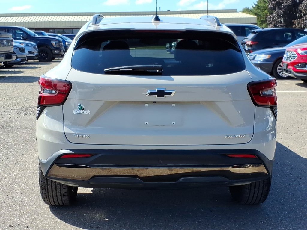 Used 2026 Chevrolet Trax ACTIV w/ Sunroof Package FWD image 4