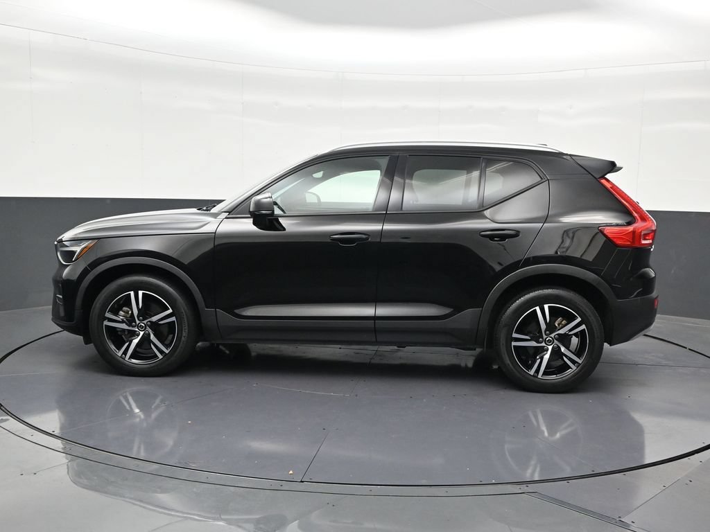 Used 2023 Volvo XC40 B4 Core FWD image 2