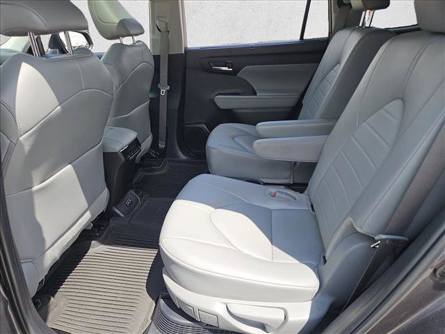 Used 2024 Toyota Highlander XLE AWD/4WD image 18