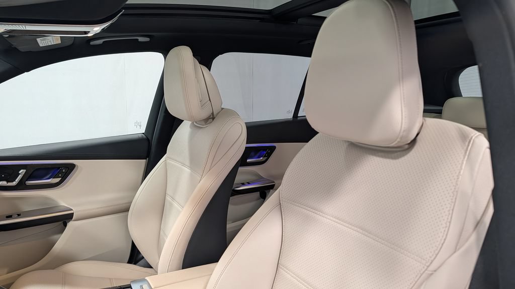 Used 2024 Mercedes-Benz GLC 300 4MATIC image 11