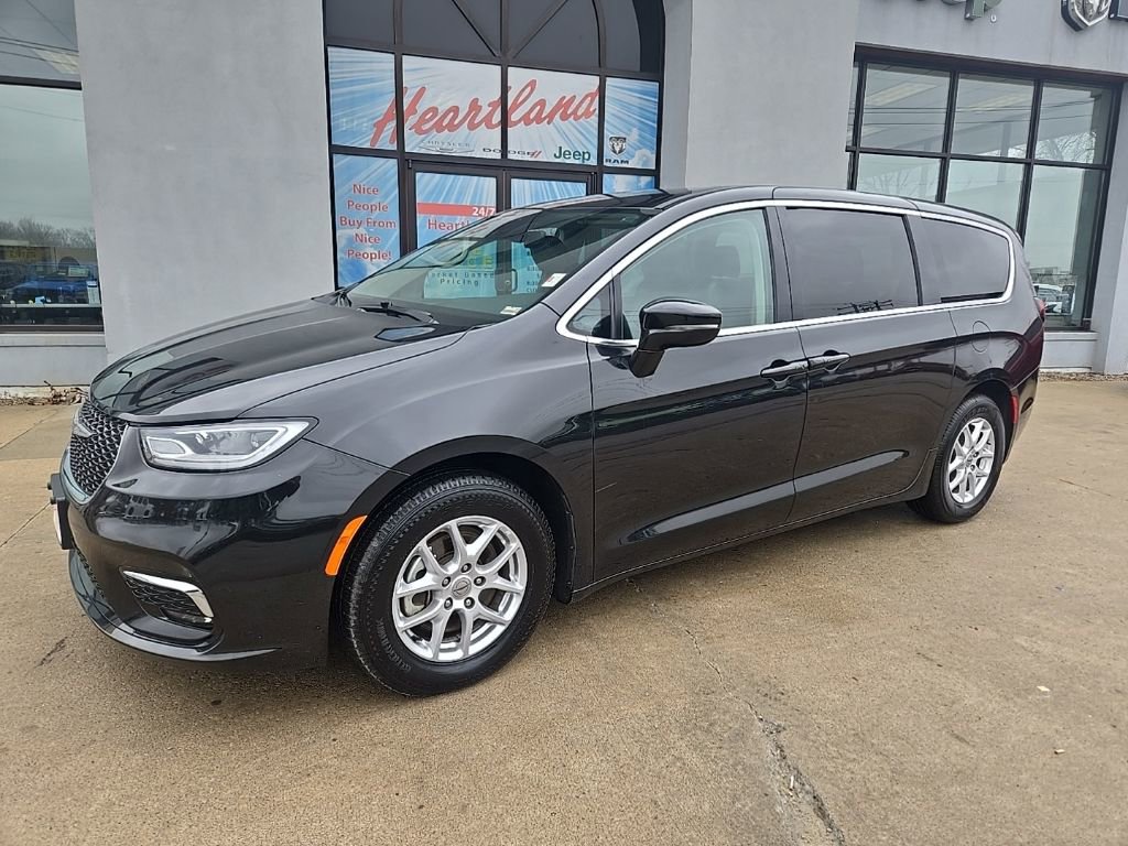 Used 2024 Chrysler Pacifica Touring-L image 3