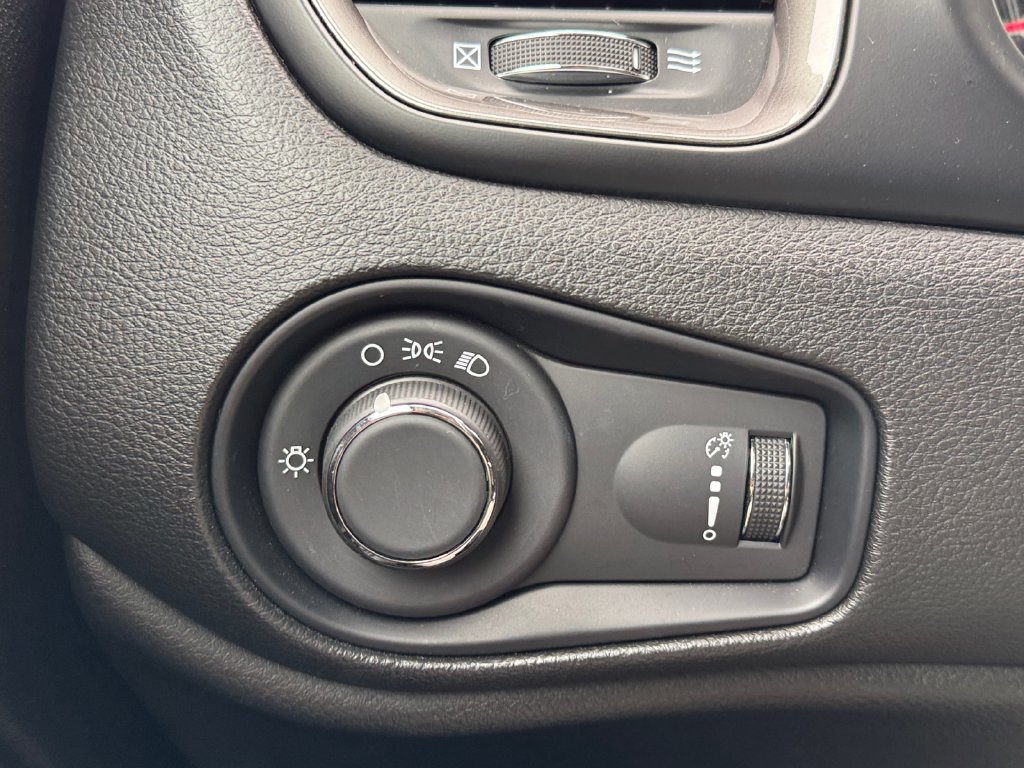 Used 2023 Jeep Renegade Latitude AWD/4WD image 13