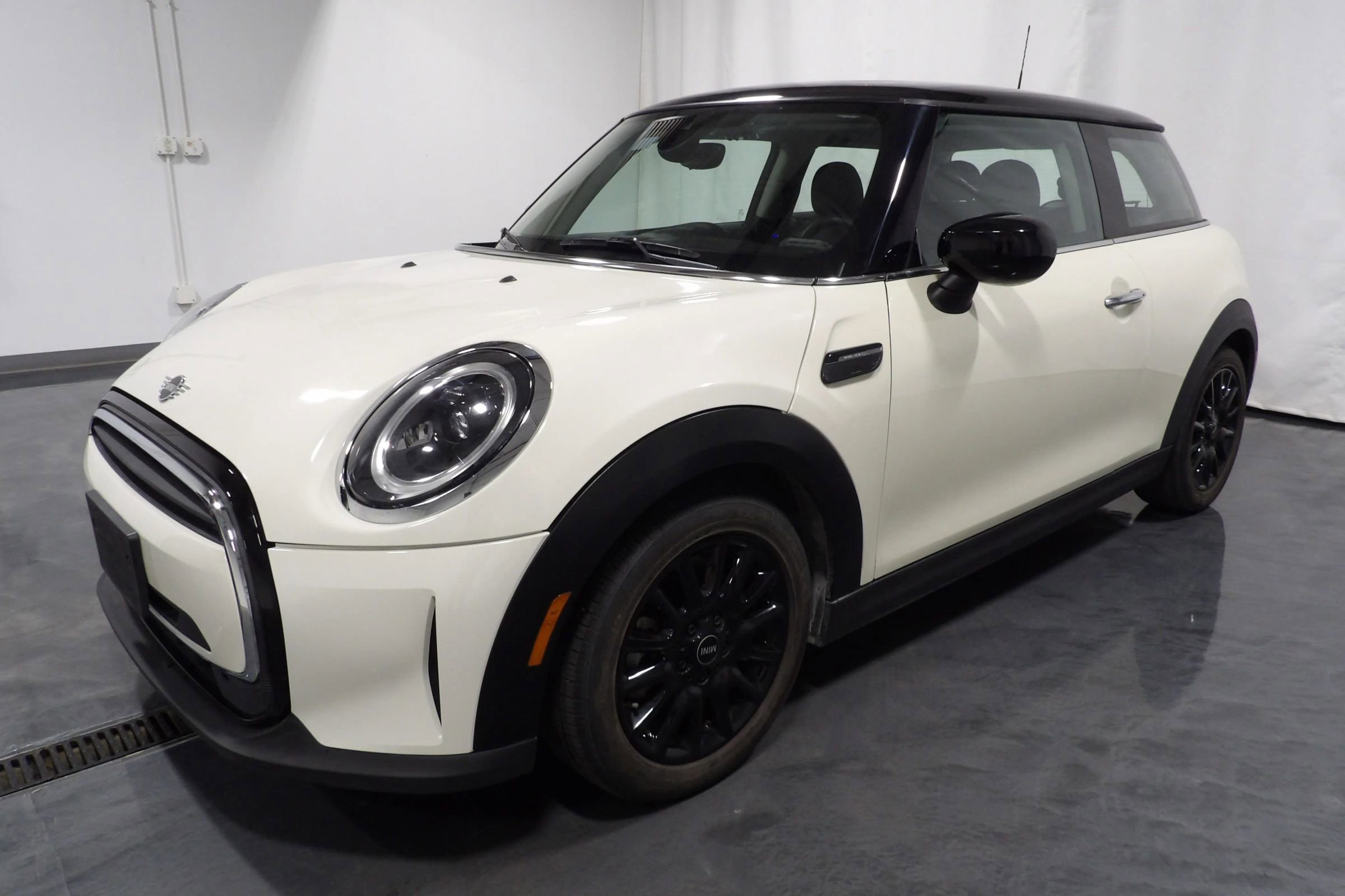 Used 2022 MINI Cooper 2-Door Hardtop image 3