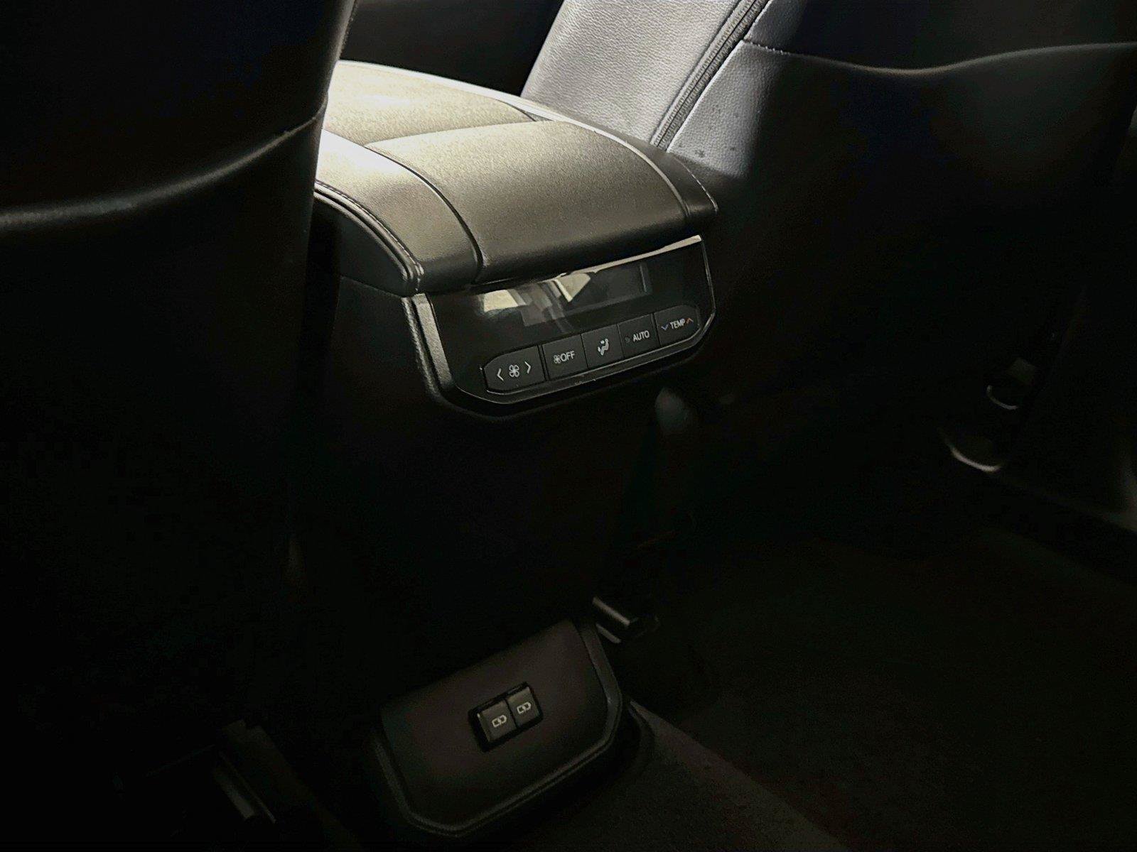 Used 2024 Toyota Highlander XLE AWD/4WD image 34
